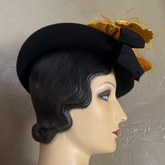 FASCINATING 1940s\' BLACK TILT/ASYMMETRICAL FEDORA + VELOUR FLOWER & FEATHER main image 11
